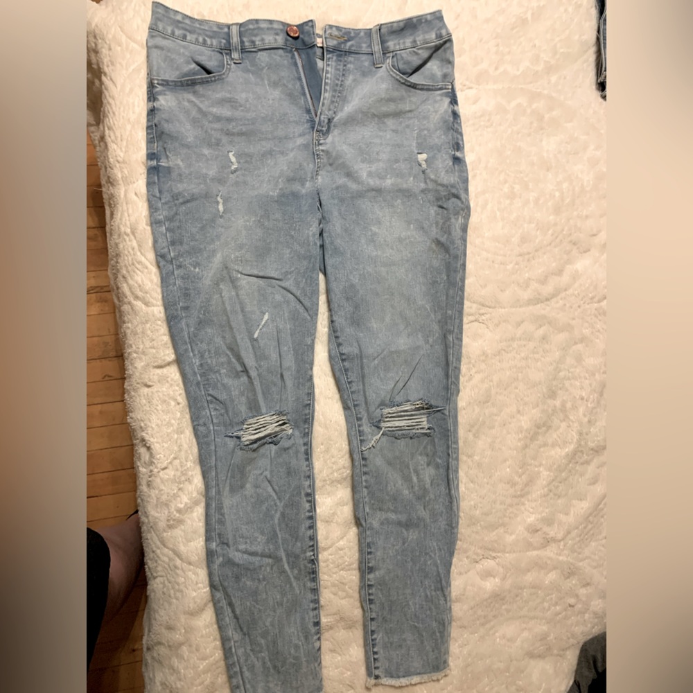 15/32W about a Medium/Large white washed blue. Brand Sonoma High waisted